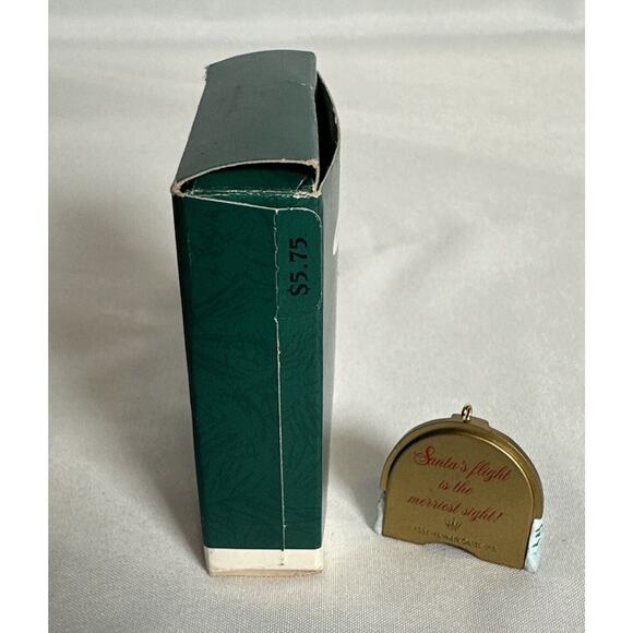 VTG Hallmark Miniature A Merry Flight Features Movement Hallmark Ornament - Picture 5 of 5
